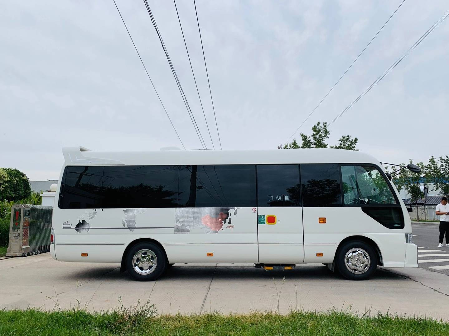 丰田不仅有爆款埃尔法商务车,还有价值百万的丰田考斯特豪华客车