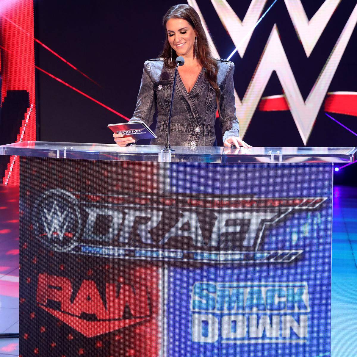 wwe明星转会疯狂搞事情,新一天勇夺第9次双打冠军却面临解散?