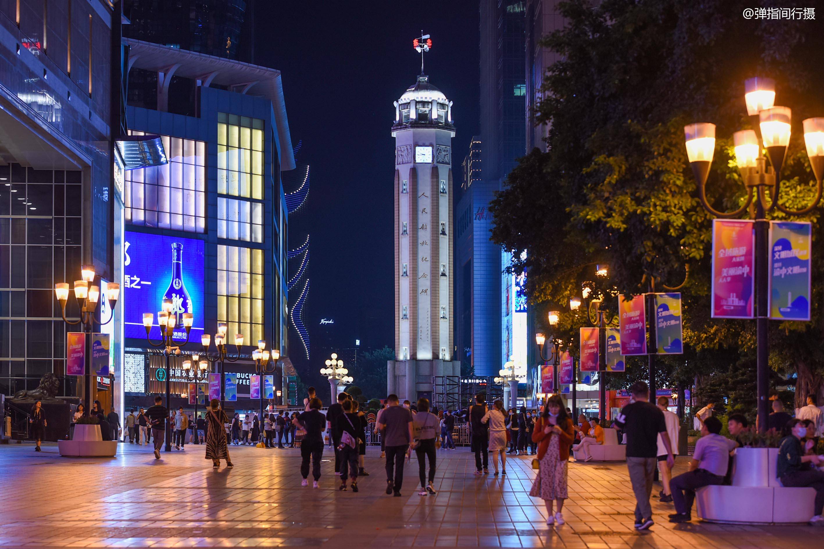 重庆第一地标,占据全城繁华"c位",是城市旅游名片和精神丰碑