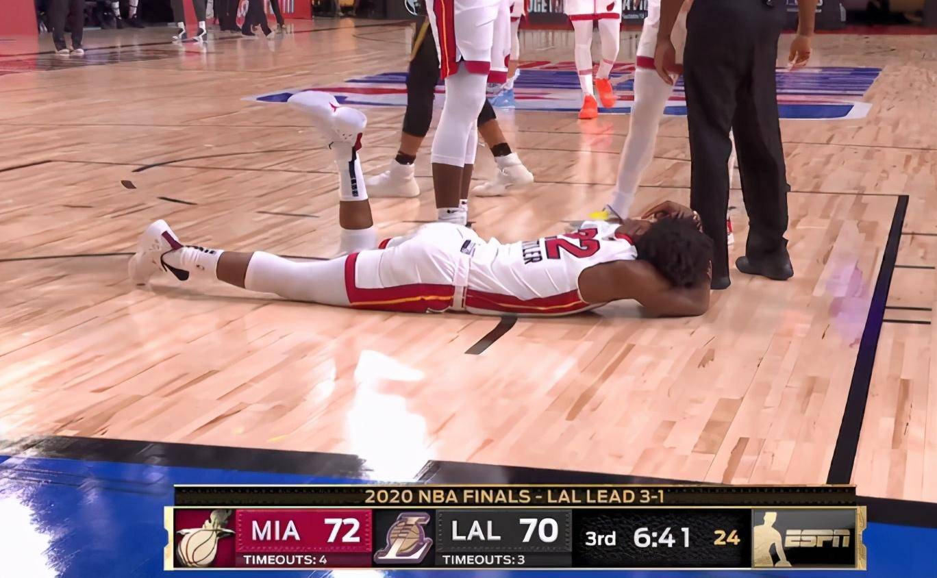 霍华德巴特勒再起摩擦!后者脑门遭重击仍打进2 1