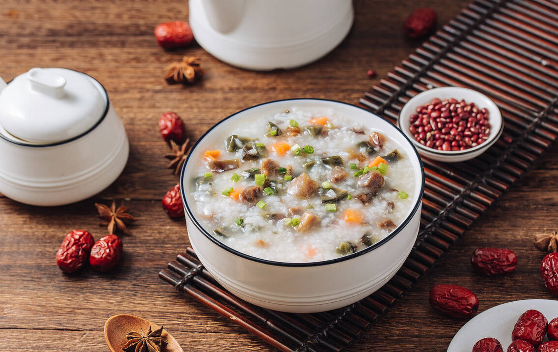 原创香菇皮蛋牛肉粥营养丰富好吸收适合全家的养生美食做法简单