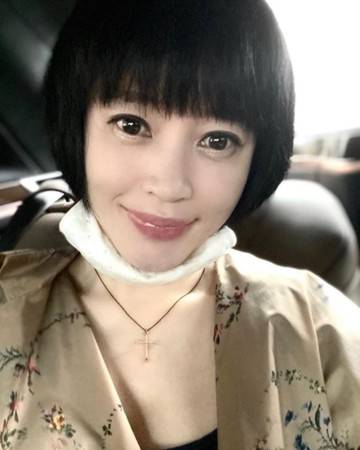 《信号》金惠秀晒娃娃头造型自拍 网惊:这50岁?_短发