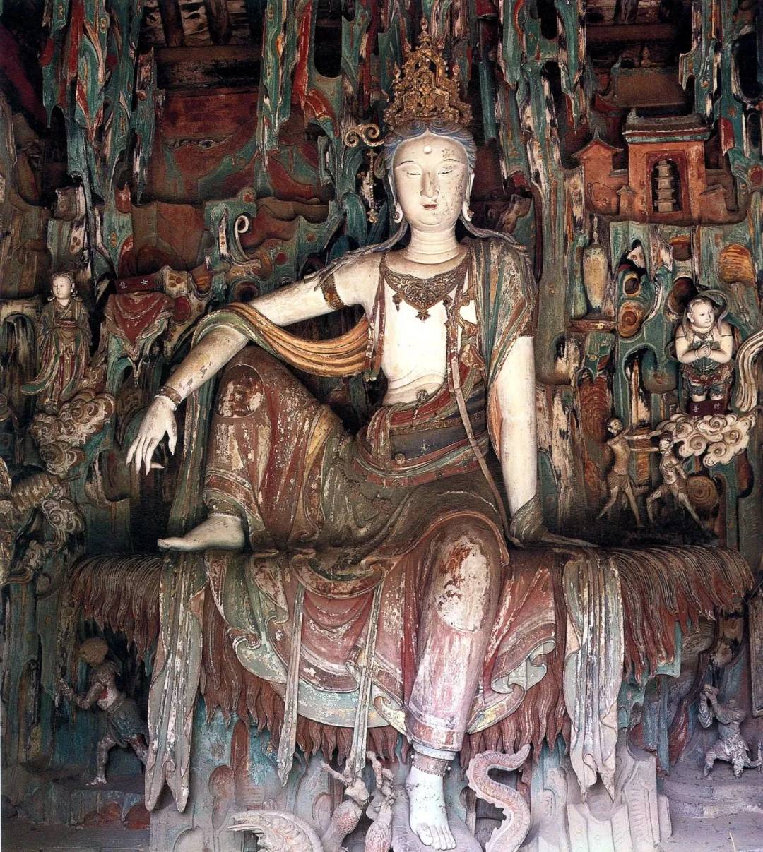 千佛殿内四周为壁塑五百菩萨,高0.69—0.82米.