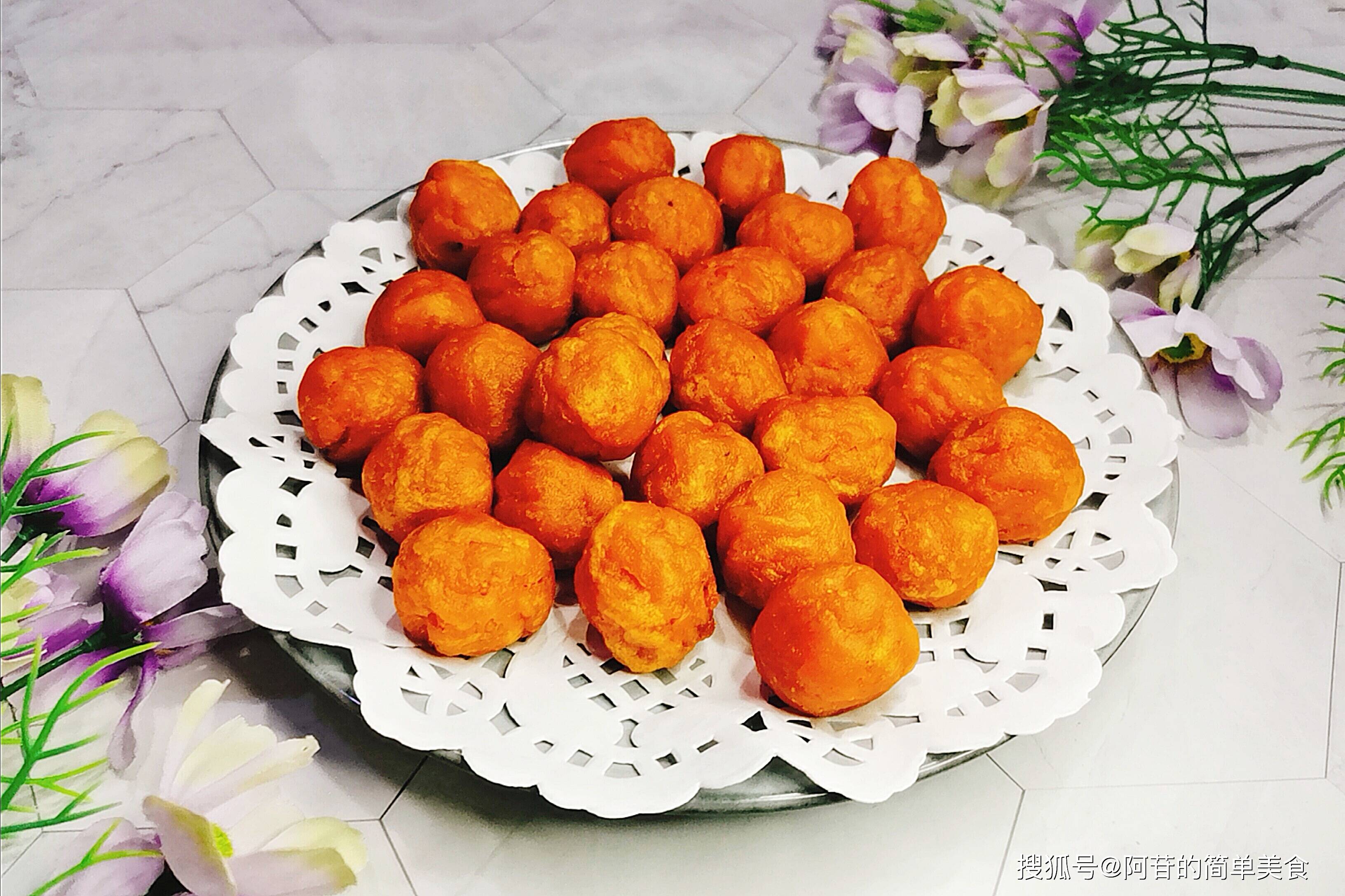 6.把炸好的红薯丸子控控油,捞出来摆盘即可.