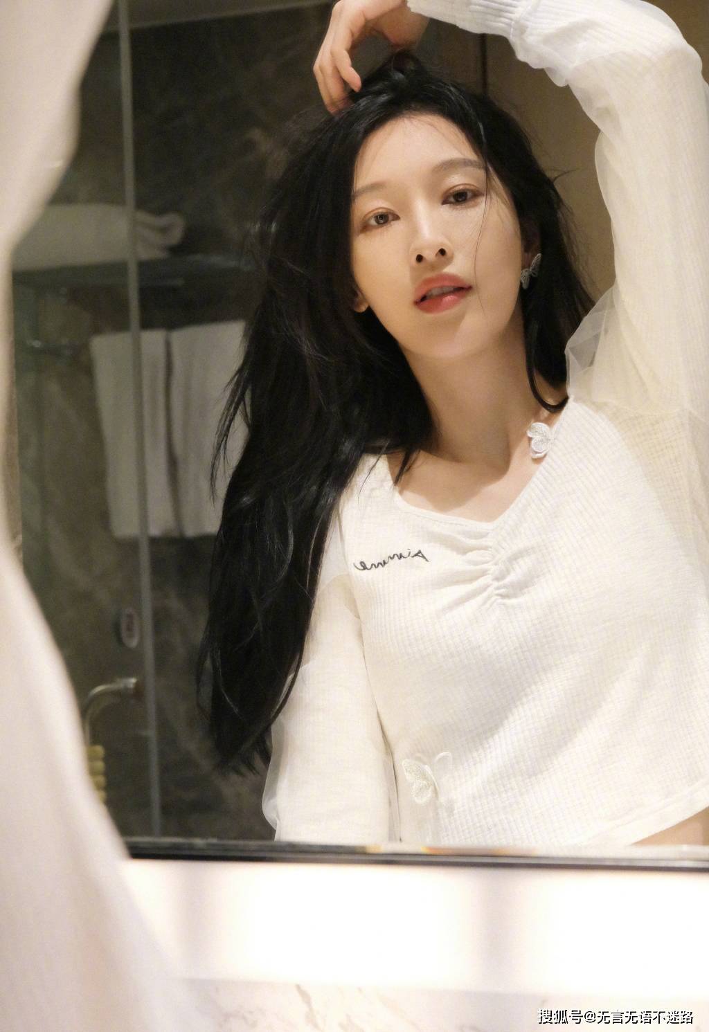 张俪白衣性感俏皮美照眼底就像是盛着蜜糖
