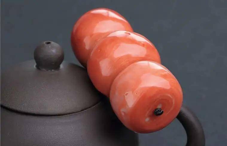 比如白色或黑色的斑点以及蛀孔等,这都是珊瑚在自然生长中形成的