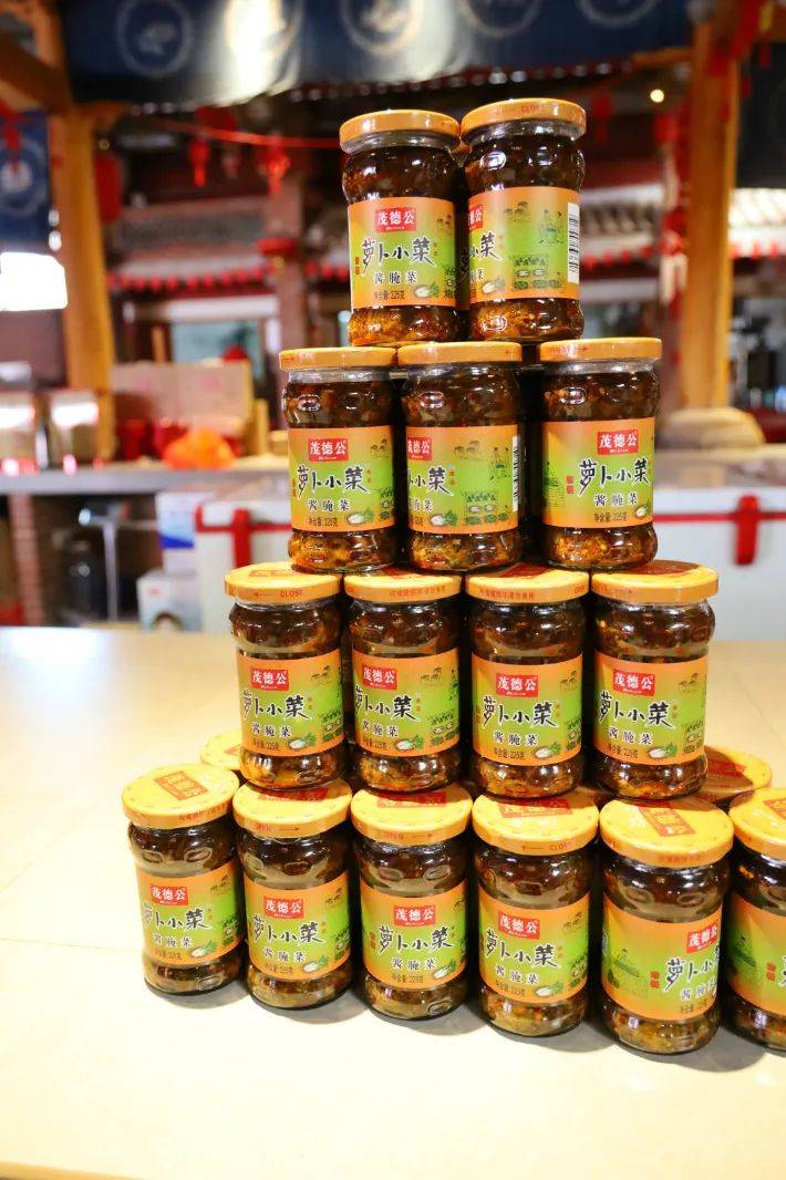 带上几罐辣椒酱回去,满载而归!