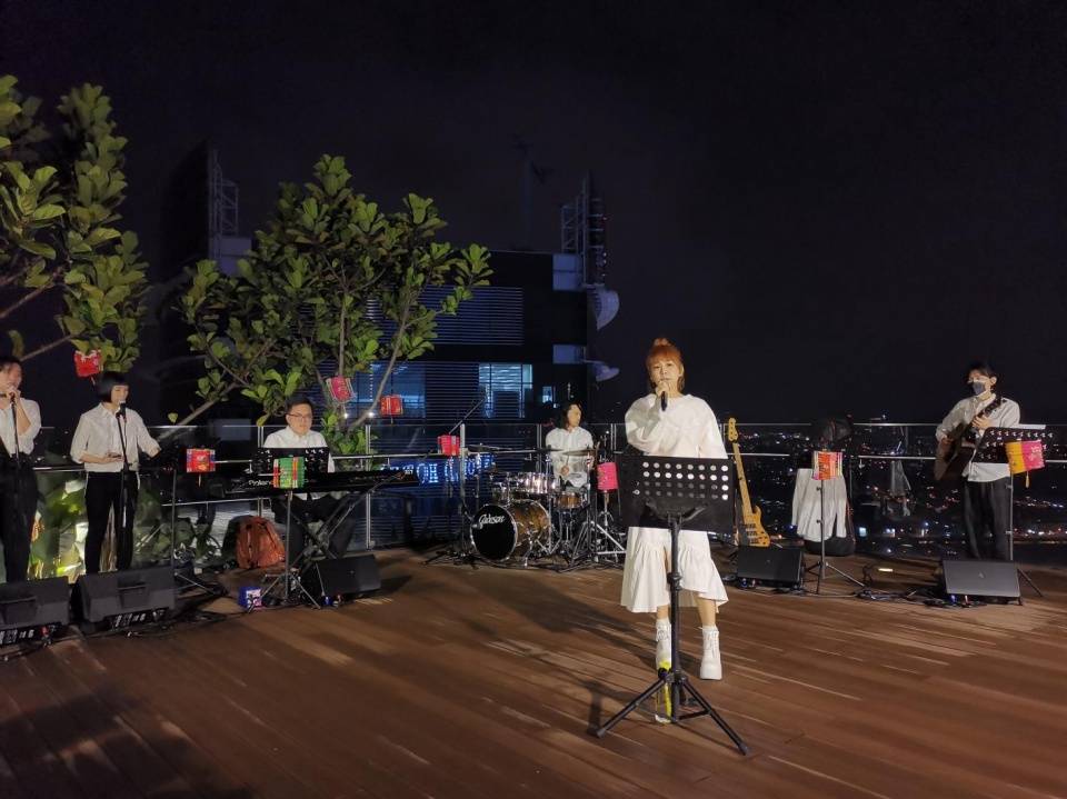 bell宇田yippi平台举办的分开前的一分钟全球独家线上音乐会泪洒舞台