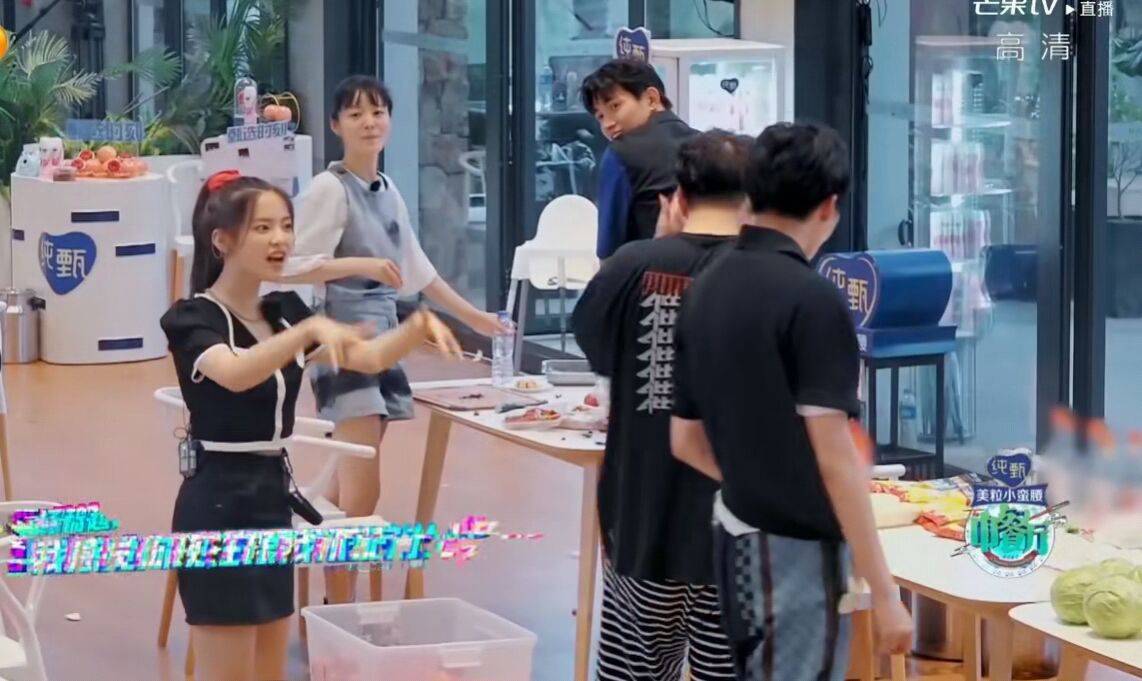 《中餐厅》虽然是一档美食节目,毕竟也是一档综艺,一直闷声埋头干活