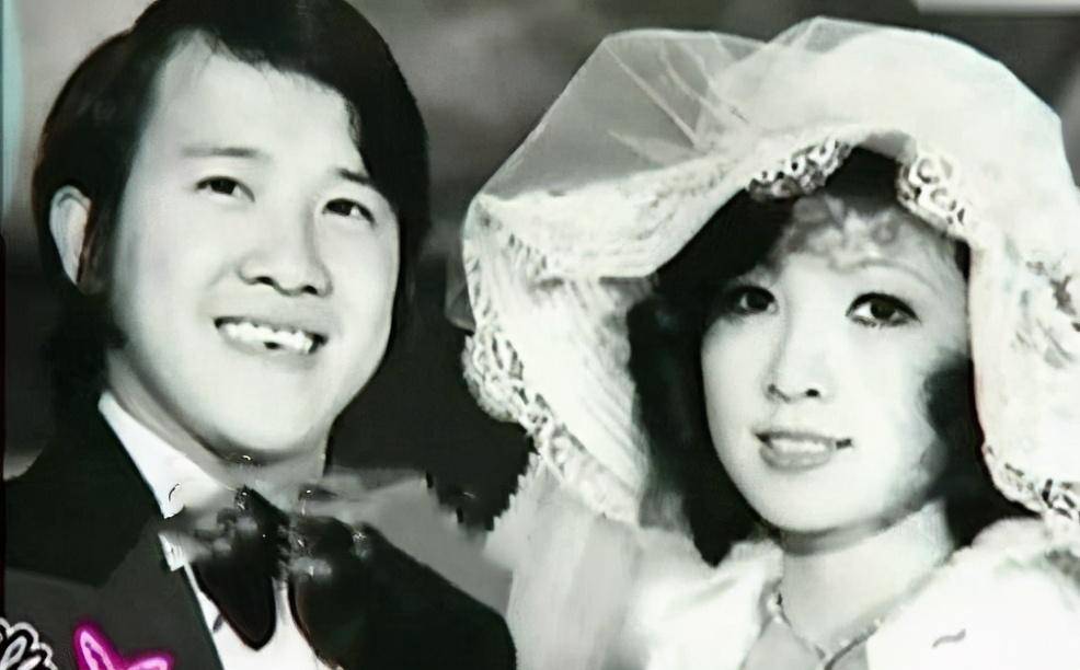 这之后,曾志伟娶了圈外女友朱锡珍,两人育有两个儿子曾国祥,曾国猷,曾