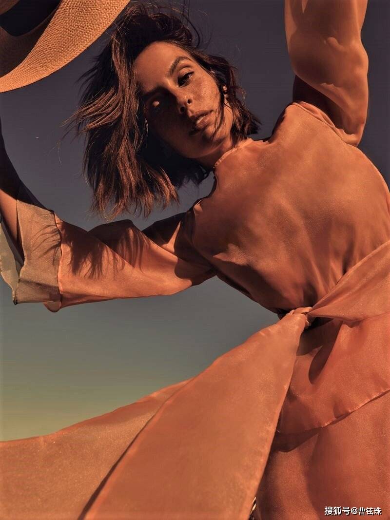 西班牙超模艾丽西亚10月时尚芭莎秋日摄影