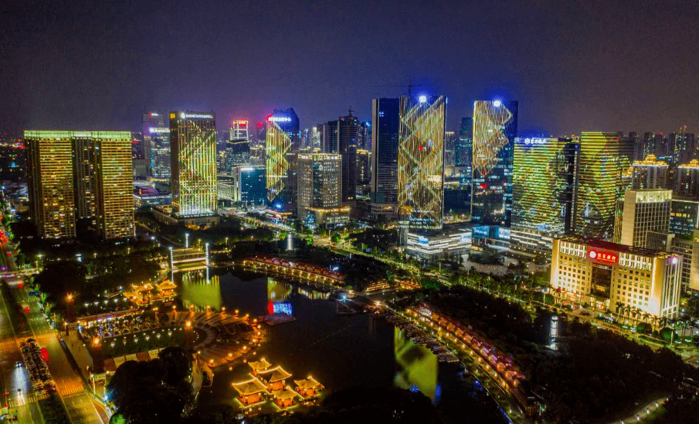 项目就位于南海之眼——一院两馆四中心地标群旁边,是政府重点发展的