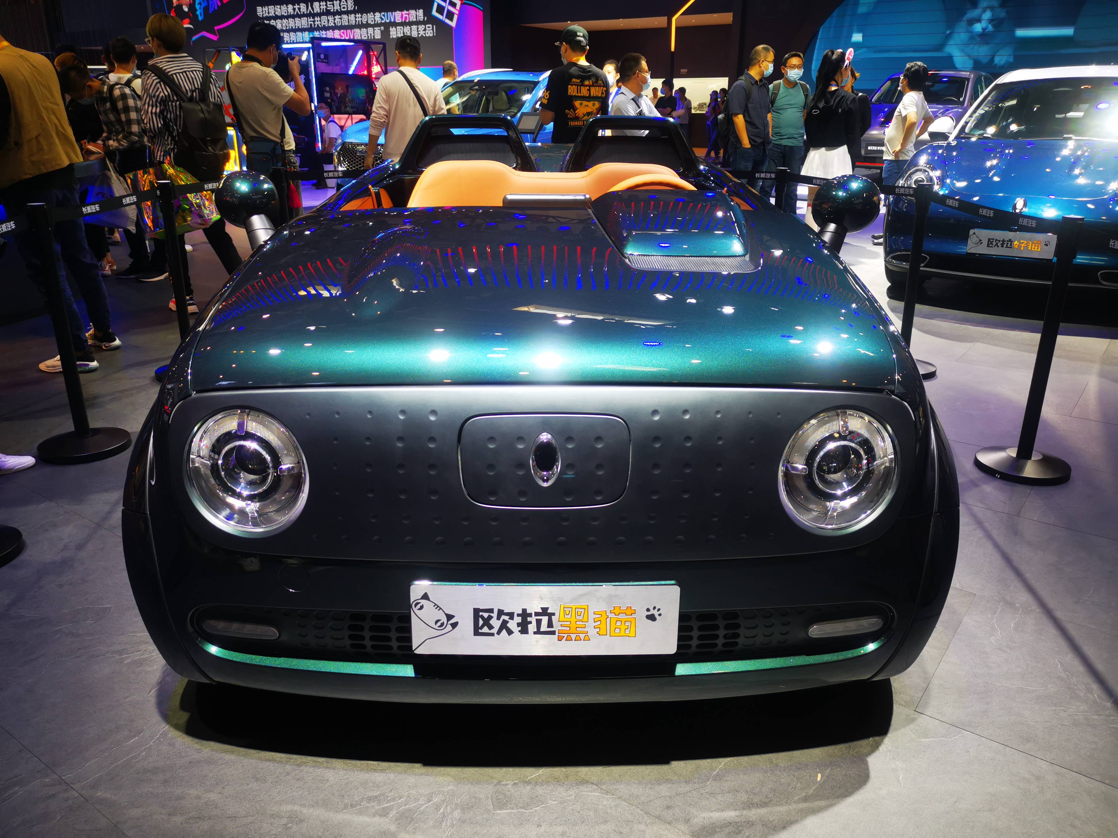 该车型基于欧拉黑猫打造,整体外观设计沿袭了黑猫车型的极简设计风格