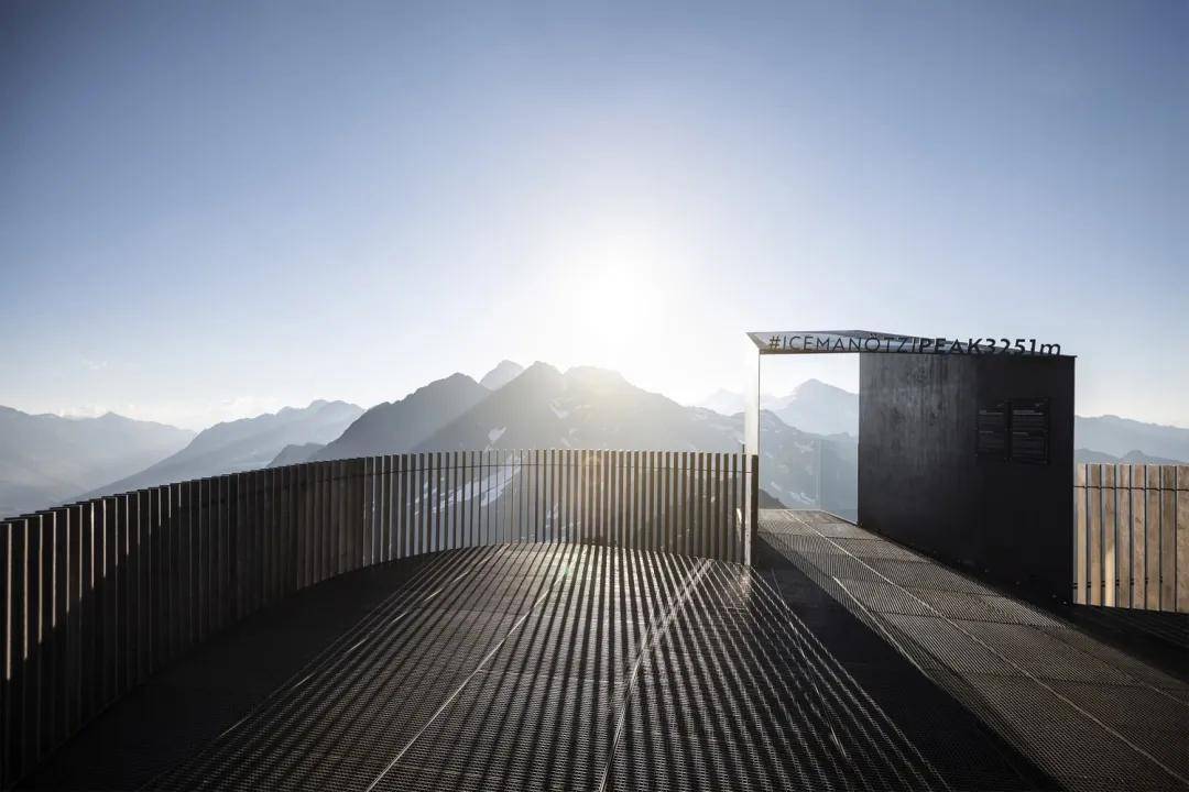 神圣纯粹00tzi山巅观景平台