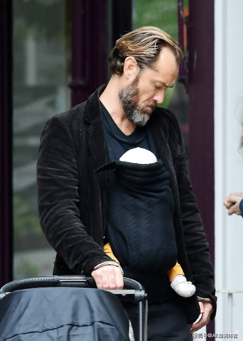 48岁"裘花"裘德·洛带孩子遛弯!