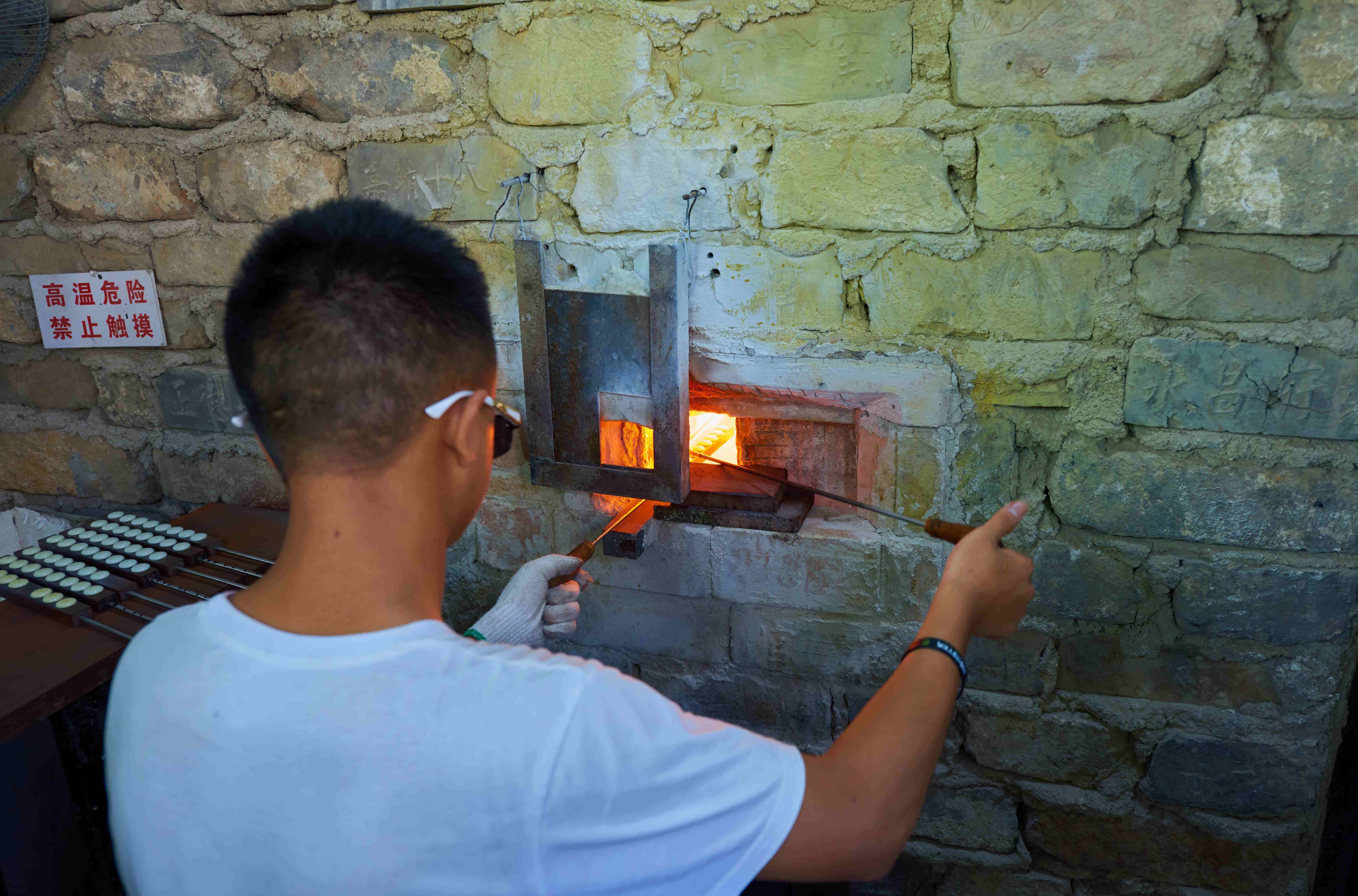 和粉状原料进行科学的配比,再将配比好的原料放入土灶熔炉中熔成液体