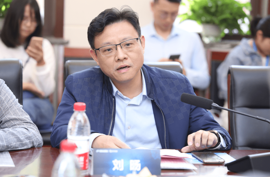 湖南省工信厅党组成员,总经济师熊琛随后代表省工信厅,对省人社厅的