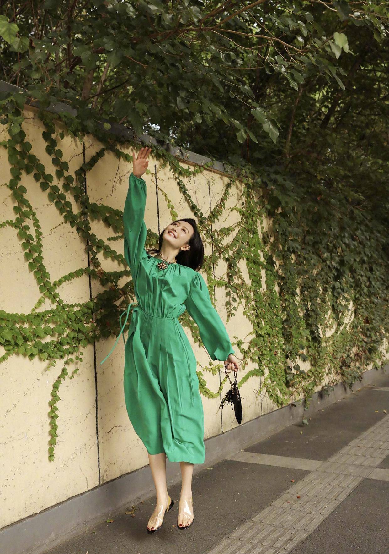 170cm王鸥这么穿气质真好,绿色连衣裙配透明拖鞋,美的高级优雅
