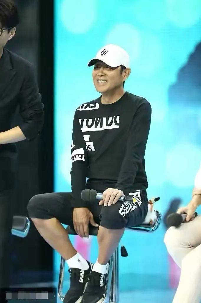 65岁陈道明厉害了,一身休闲运动装,竟比小21岁靳东还显年轻!