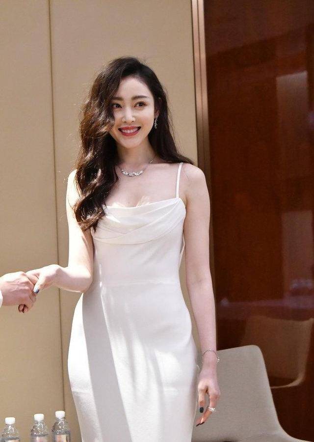 原创张天爱白色吊带连衣裙优雅动人搭配大波浪卷发不愧是女神