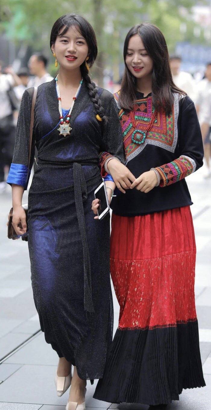 一对的少数民族美女穿搭欣赏不了但贵在颜值超给力