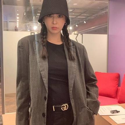 日前,韩国女星裴允静通过instagram分享了自己的近况,晒出的近照衣品