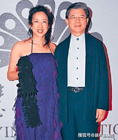 朱玲玲贤惠范十足外出买包仍照顾老公罗康瑞当众试穿也乐意