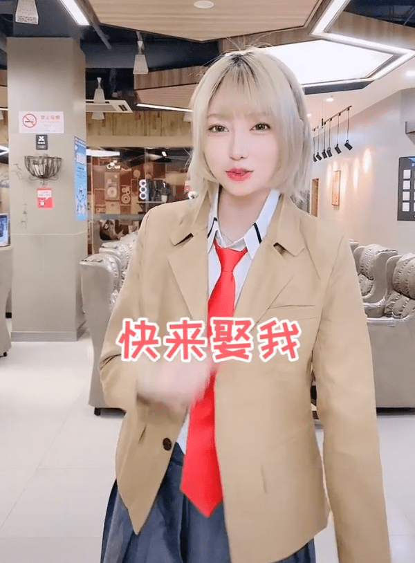 咬米又转变人设从女网管变老板套路这么多难怪涨粉快