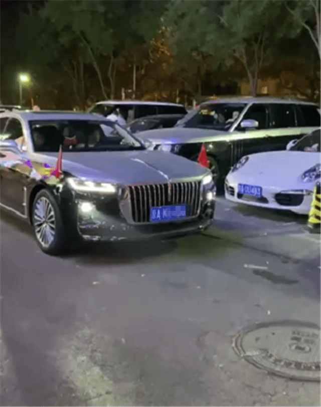 双拼色红旗h9现工体酒吧,车头"插旗",牌值6位数,还是京a