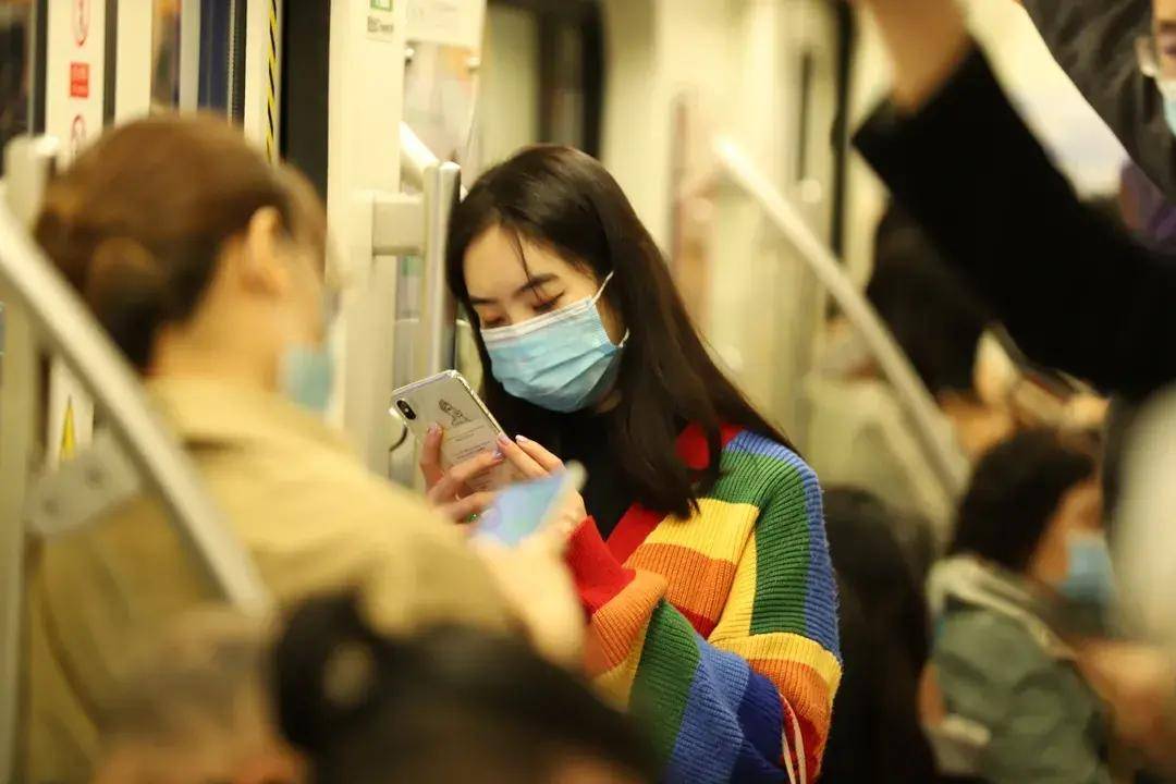 成都地铁 宽窄巷子:成都地铁开通运营十周年画展,今日开启!