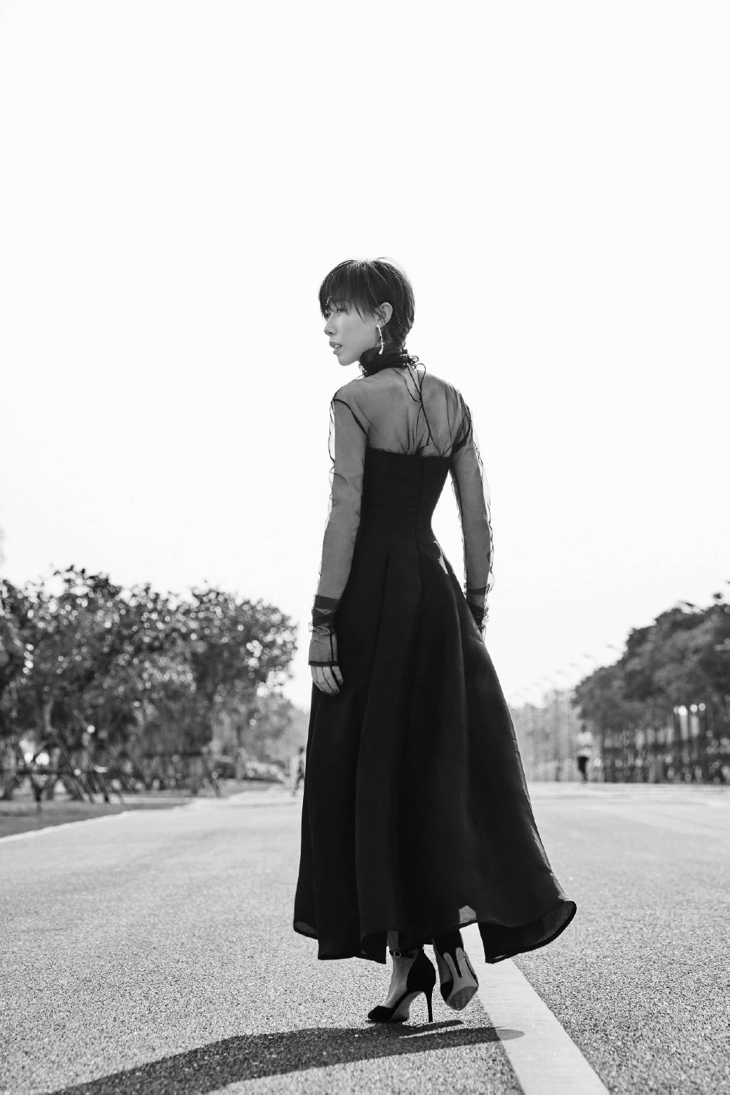 华鼎奖最佳女主任素汐,被"男相脸"耽误的女神,穿黑裙身姿婀娜