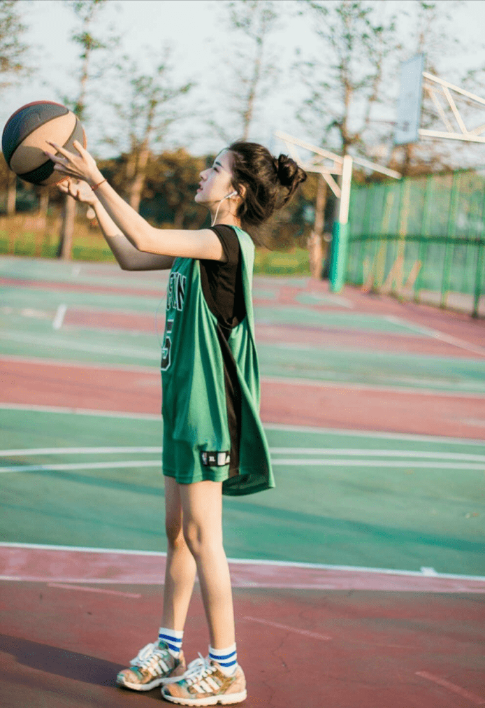 在这次的穿搭中,赵露思选择的是绿色的球衣.