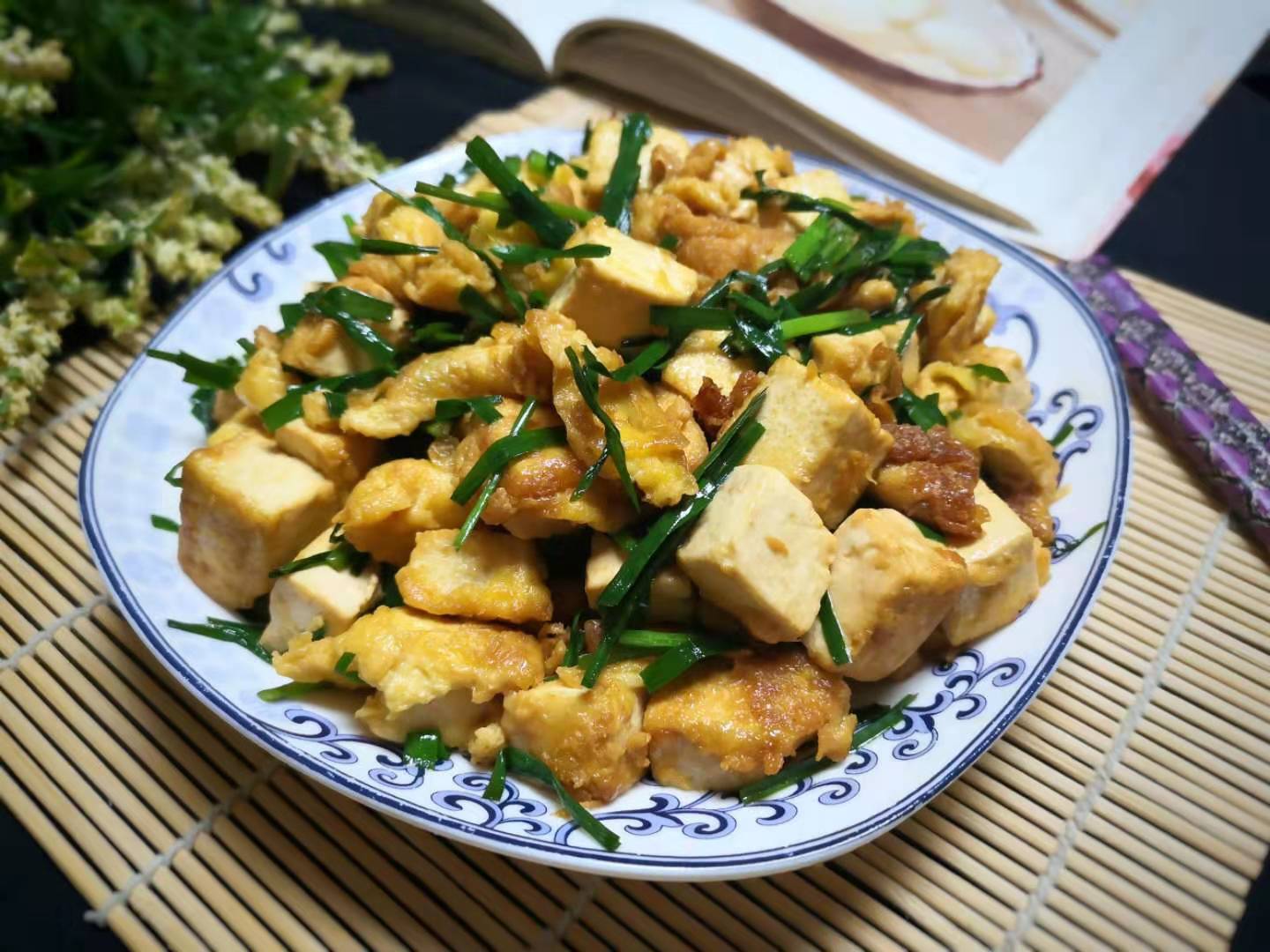 【韭菜炒豆腐】食材:豆腐1块,鸡蛋2个,韭菜1把,1勺干淀粉,食盐半勺