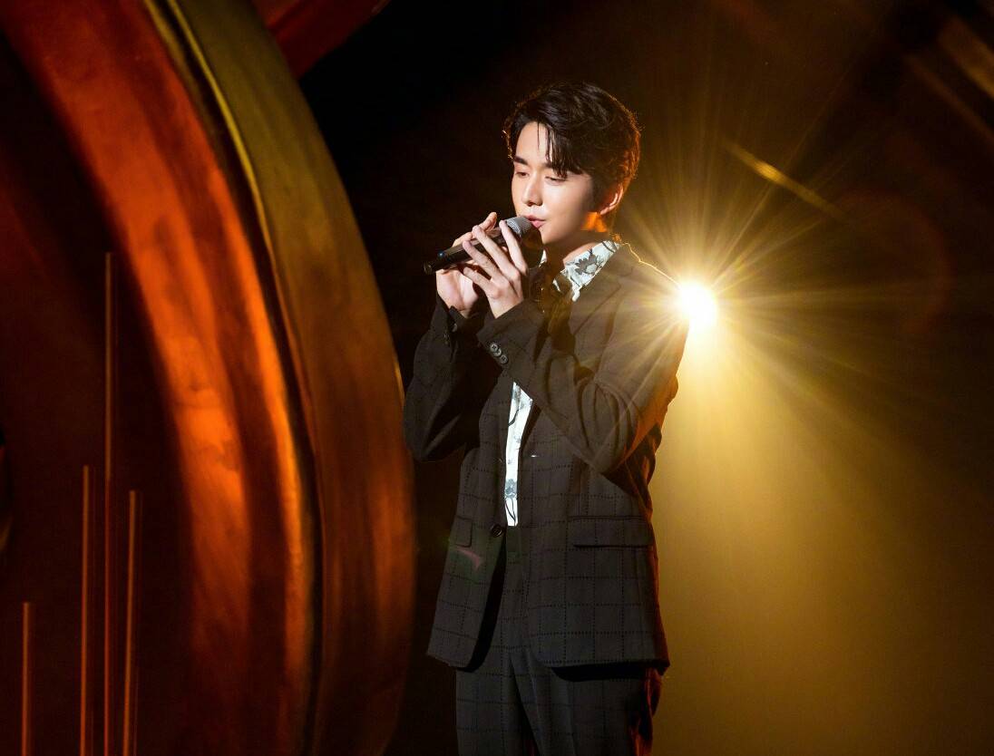 谭松韵宋威龙张新成三兄妹重聚,金鹰节舞台唱响看得最远的地方_手机