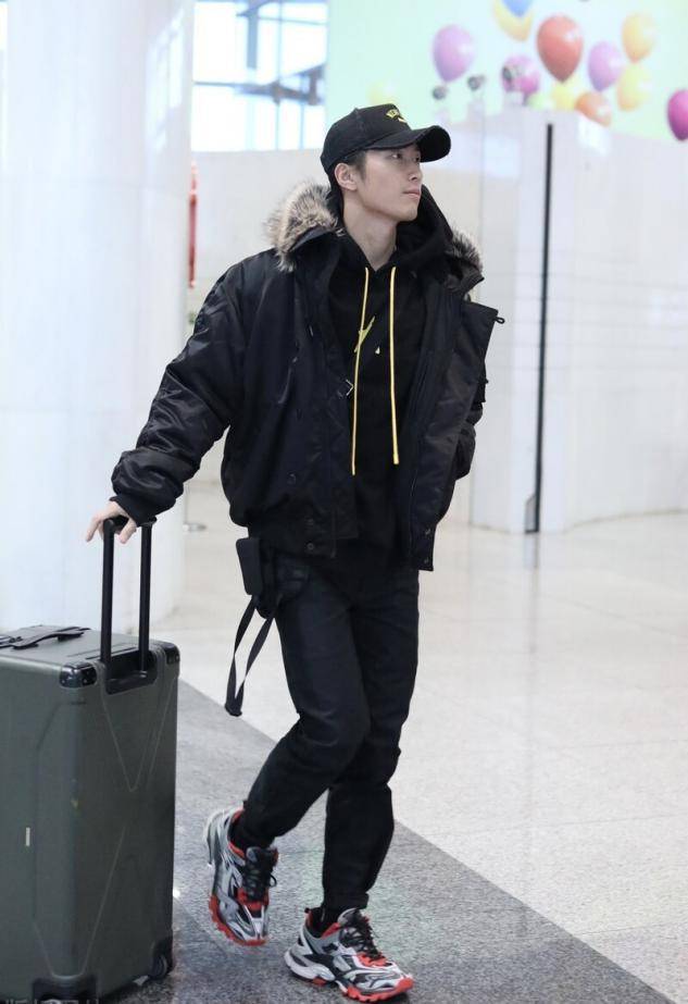 原创182cm窦骁打造潮流范,原来黑色单品可以这样穿,造型很文艺