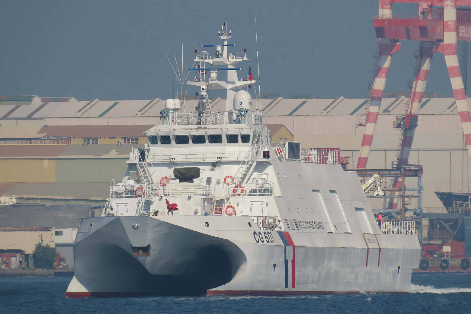 海巡署双体穿浪型巡逻舰下水—现在海上游击战能否行得通