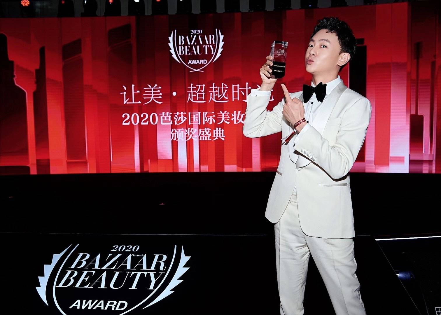 张皓然获“芭莎年度卓越魅力艺人”奖被李佳琦连赞有品位_晓美乐乐_新浪博客