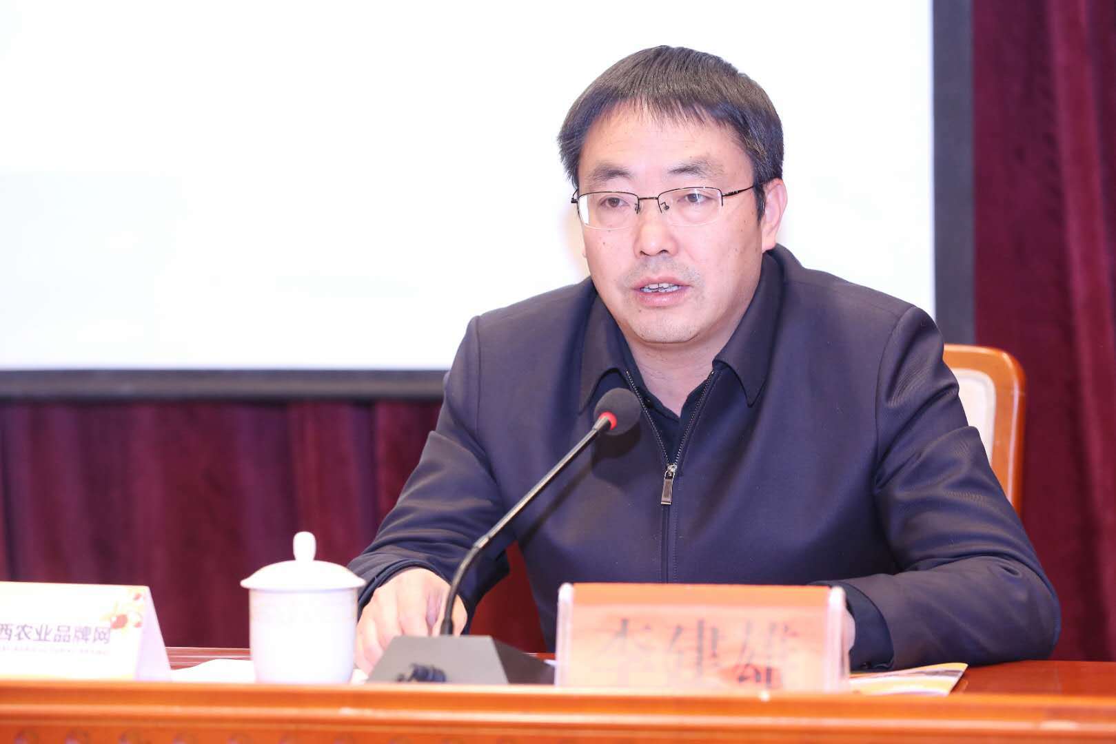 黄陵县委副书记李建雄在随后召开的黄陵县扶贫产品对接会,隆坊镇,桥山