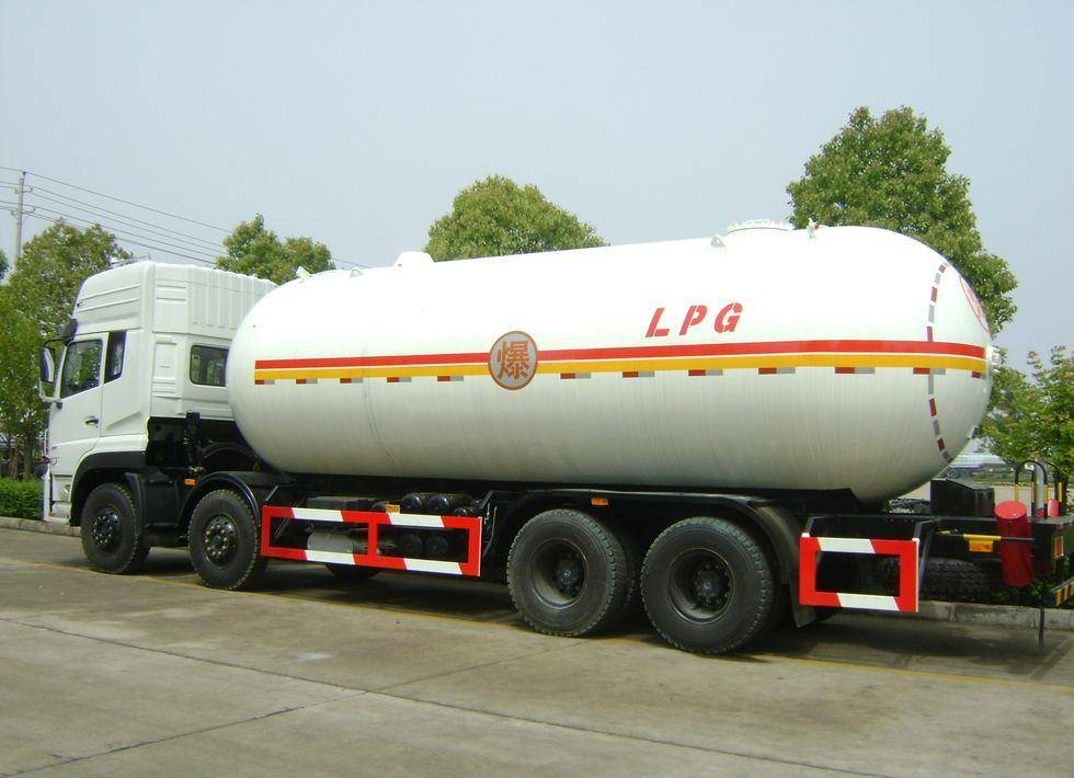 槽罐车又名液化气槽车,lpg运输车,lpg指液化石油气,它是丙烷和丁烷的