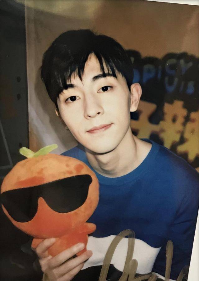 邓伦黑色西装亮相品牌活动身姿挺拔如王子尽显阳光与绅士