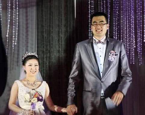 他是小姚明,身高221,娇妻矮他68公分,身高差让他们生活很不便_张兆旭