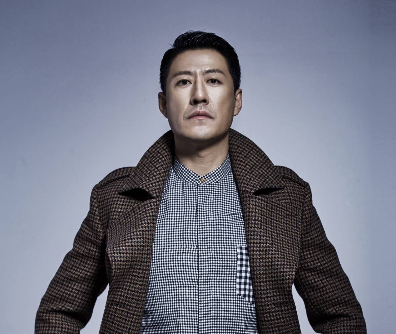 原创45岁于震被疑作秀拍视频假摔动作妖娆网友网红比明星赚钱