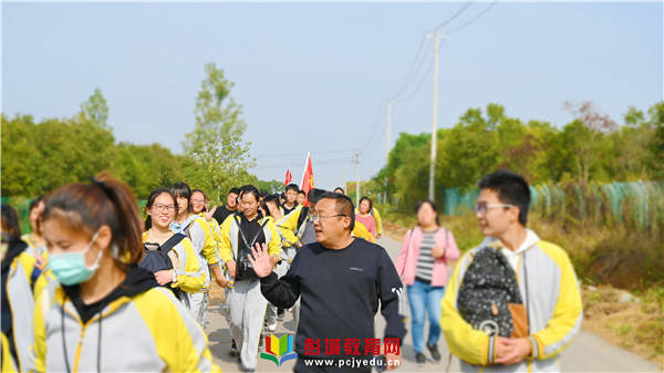 超燃大许中学组织高三学生开展远足研学活动