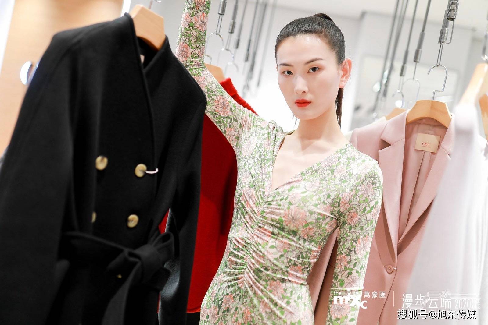 深圳模特公司布吉万象汇2020秋冬时装周深圳首个廊桥秀场,精彩继续