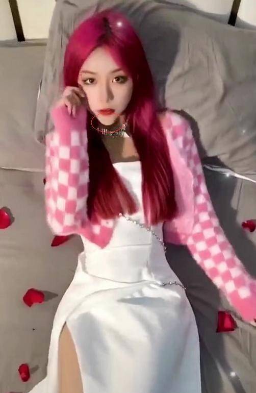 瘦脸过度太尴尬,刀小刀最新换装视频又翻车,下巴p成了锥子?