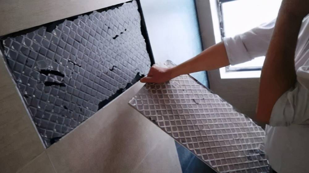 原创卫生间瓷砖松动是怎么回事有什么解决方法过来人经验告诉你