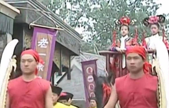 还珠格格同样是劫囚车老版靠轻功把人带走你看新版靠的啥