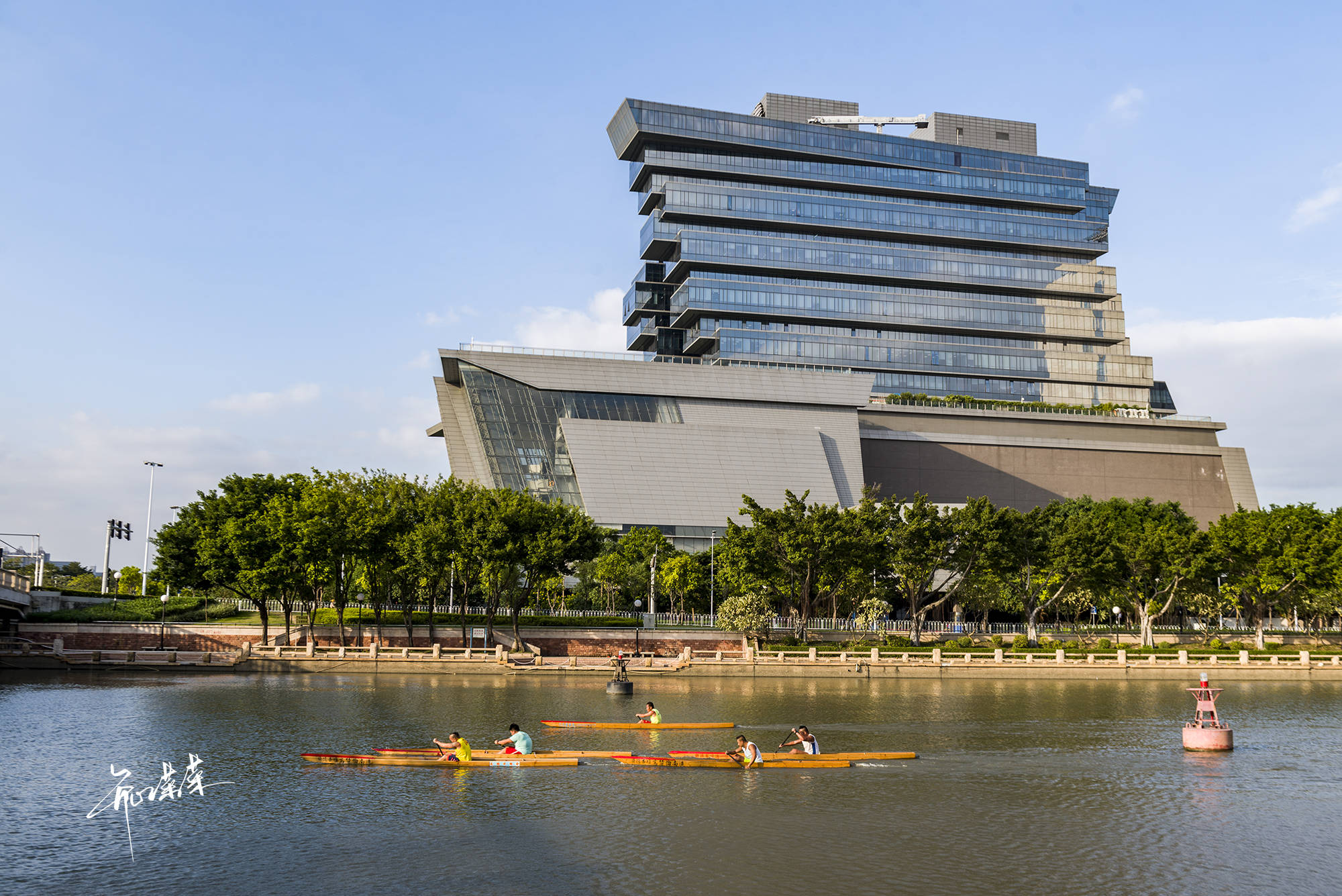 广州最奇葩大楼,下面是棺材上面是金条,而且有两座,还一模一样