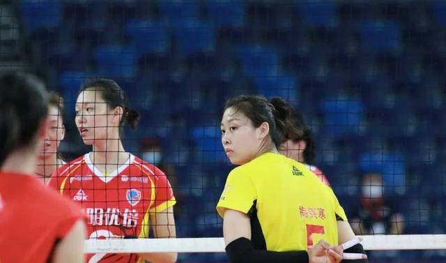 原创山东女排孙杰梅笑含开心玩橄榄球网友虎子脚伤痊愈了