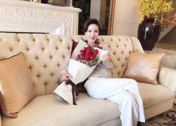 原创带你看看张萌的豪宅,如今生活像皇后一样,房子豪华程度不输皇宫